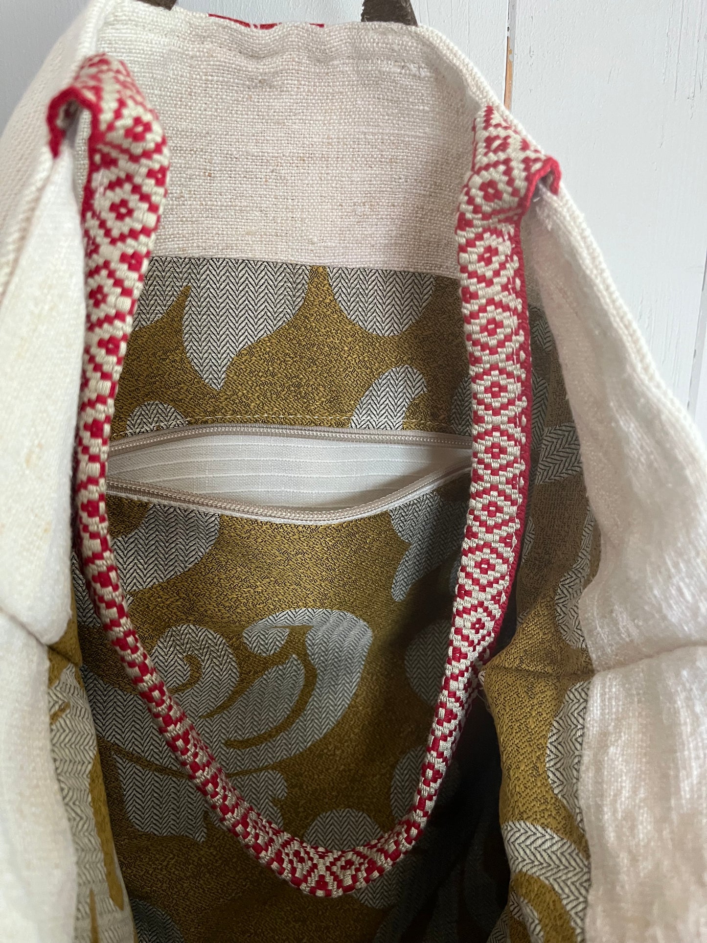 Rot gestreift: Große Tasche aus altem Leinensack