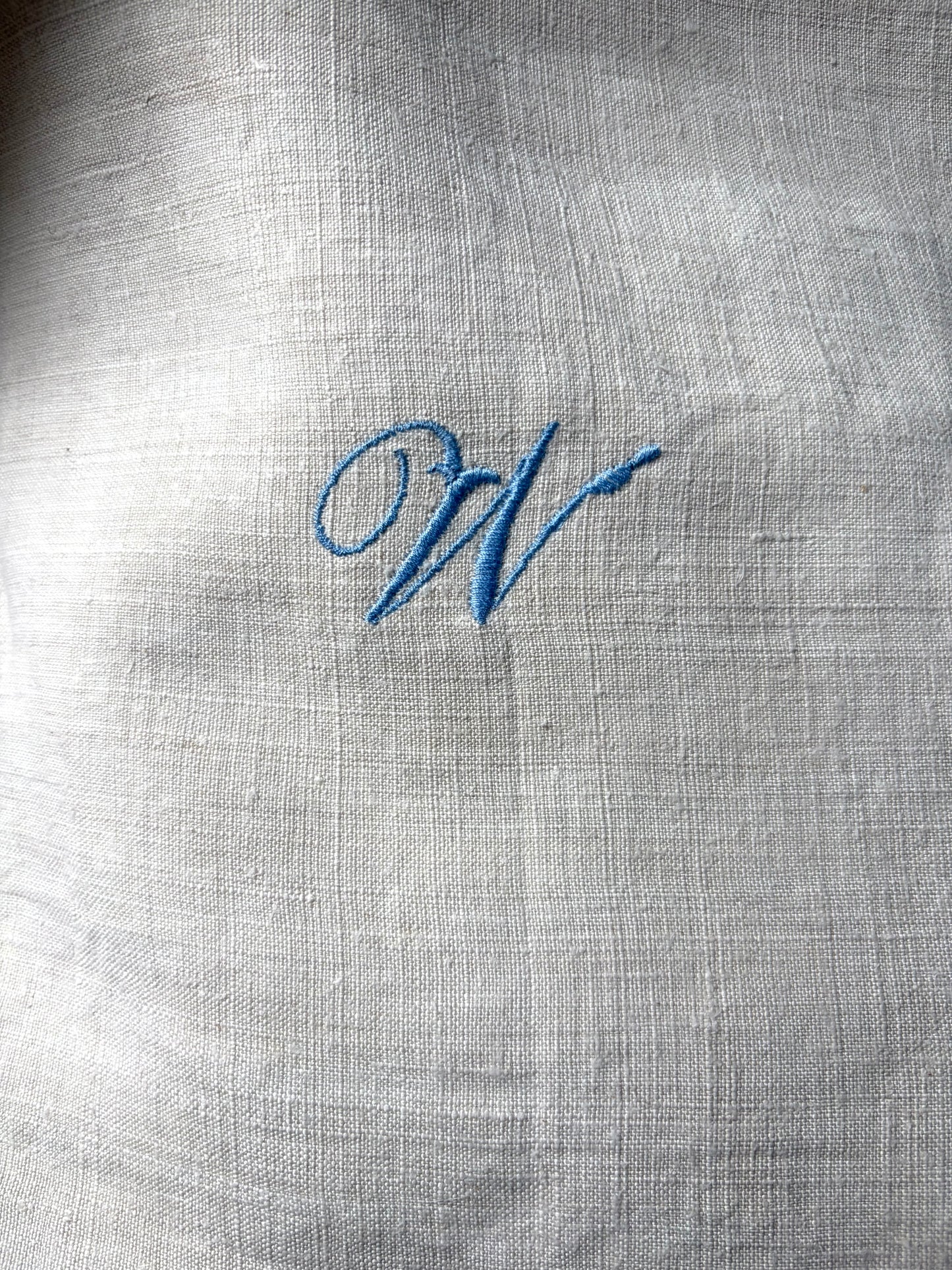 Großes Monogramm- Tuch aus schwerem, altem Leinen mit eingesticktem Initial