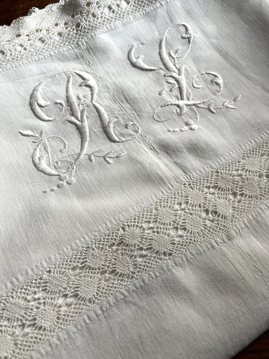 Sehr feines und altes Hochzeitslaken aus frankreich mit Monogramm