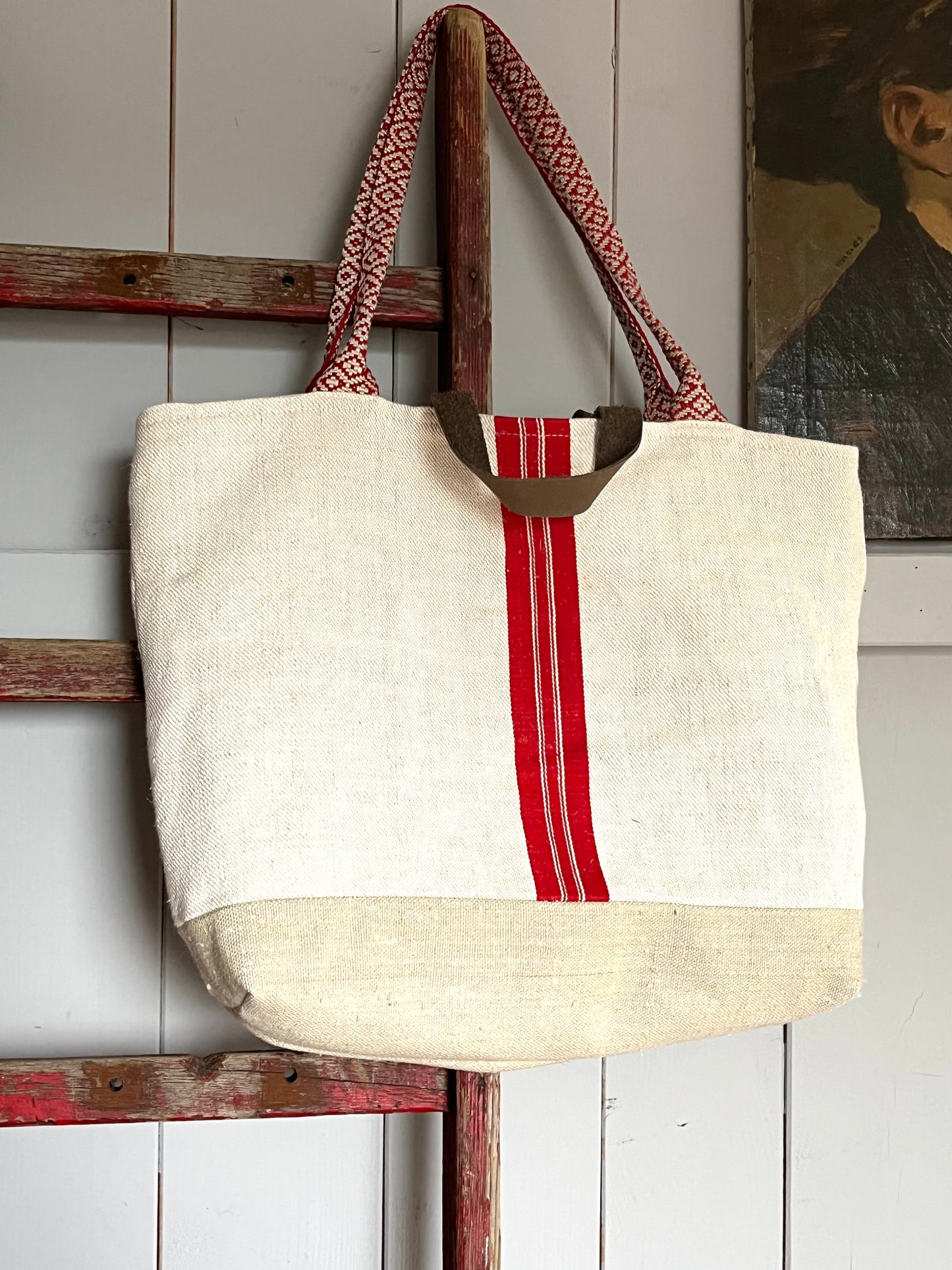 Rot gestreift: Große Tasche aus altem Leinensack