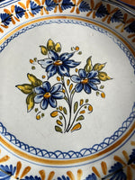 Laden Sie das Bild in den Galerie-Viewer, Spanischer Keramikteller mit Blüten
