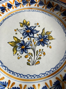 Spanischer Keramikteller mit Blüten
