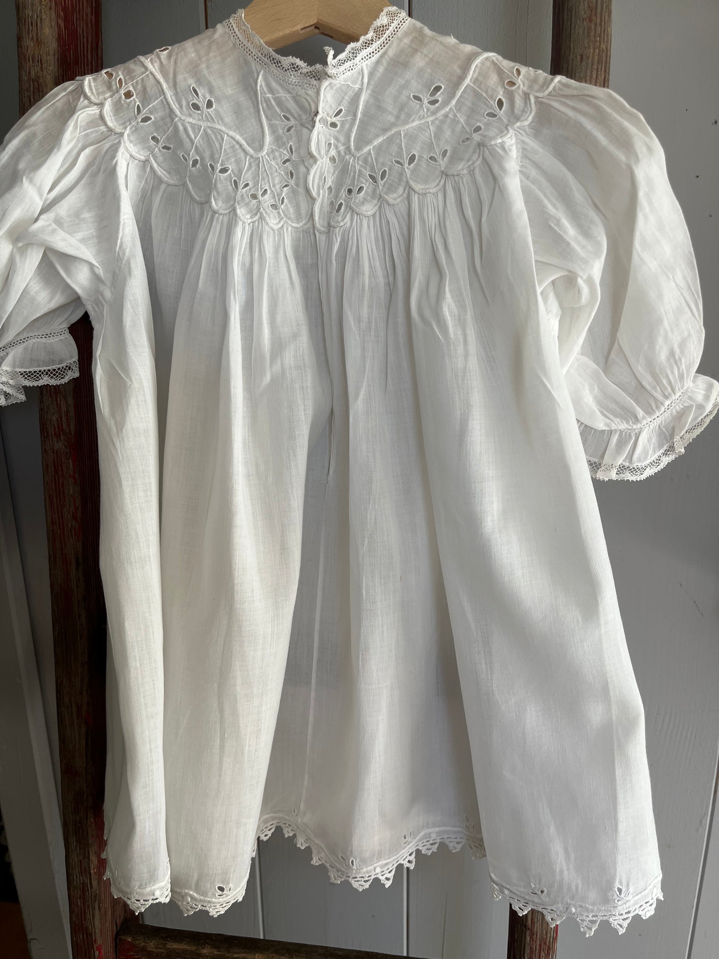 Für Mademoiselle: feines Kleid mit Blüten und Spitze