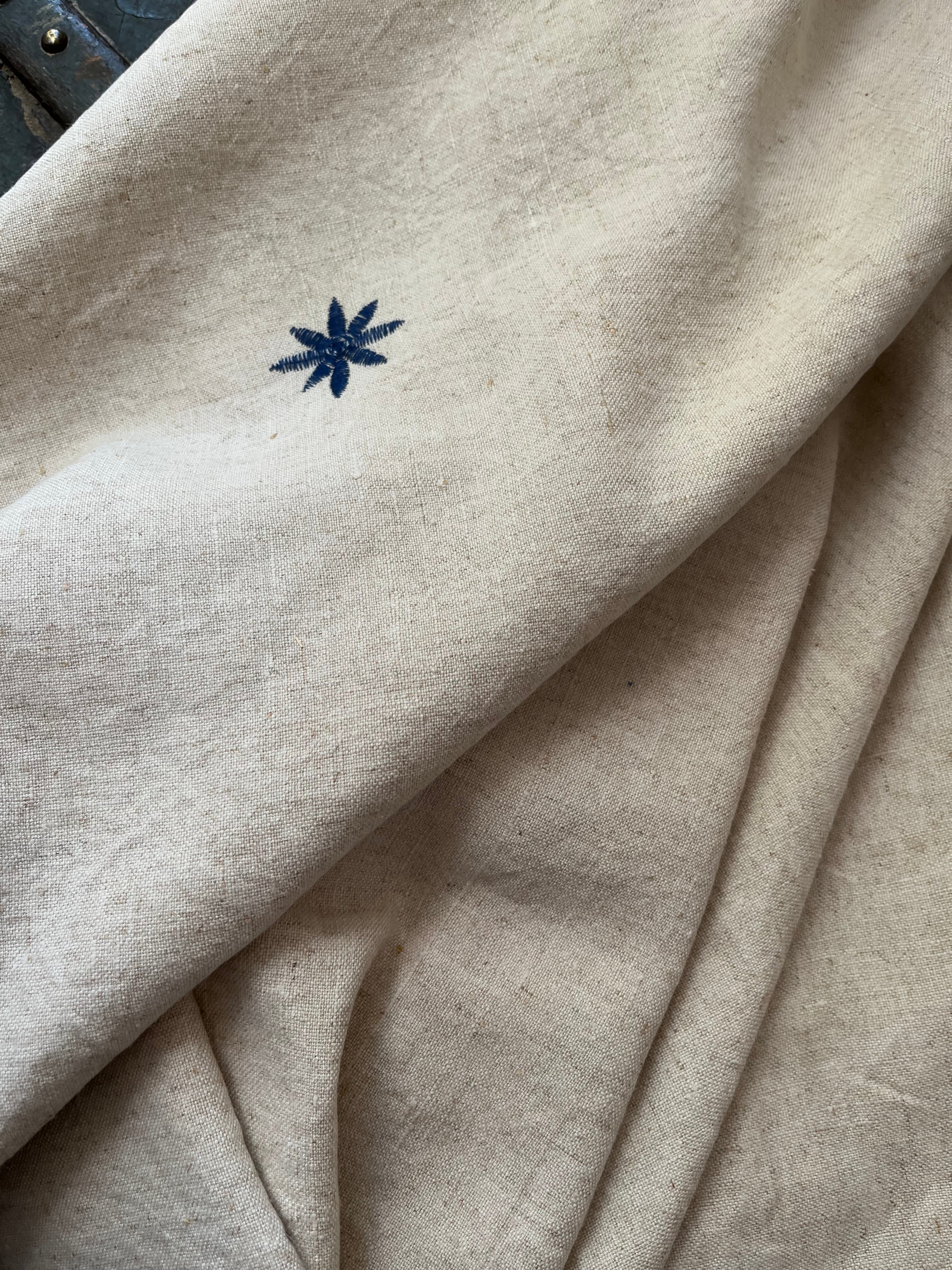 Just a Throw…Überwurf, Decke, Plaid aus vintage Leinen mit blauer Blüte