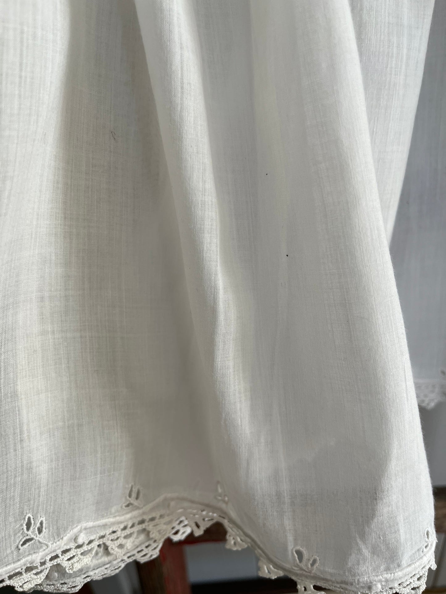 Für Mademoiselle: feines Kleid mit Blüten und Spitze