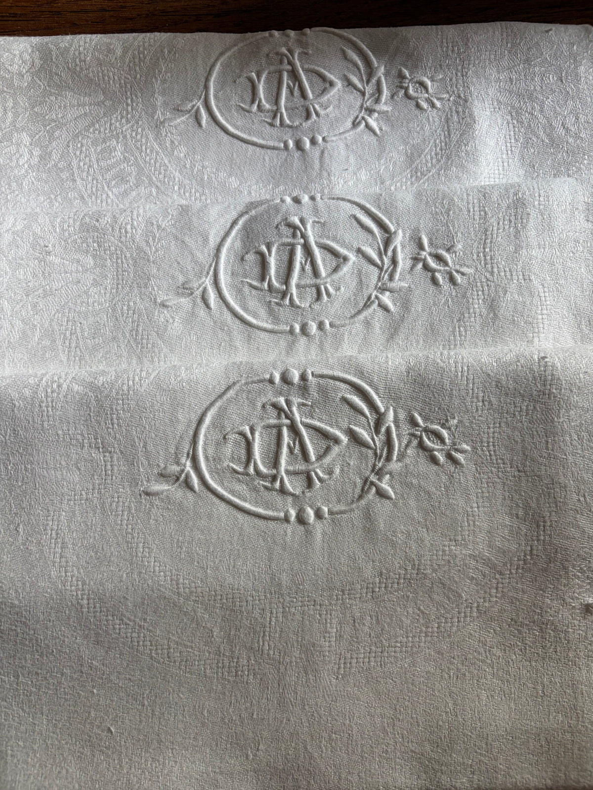 4 beeindruckende Leinen Damast Servietten mit Prunkmonogramm aus Belgien