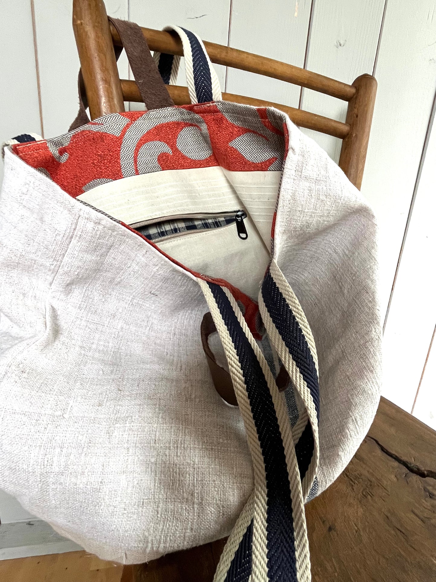 Blau gestreift: Große Tasche aus altem Leinensack