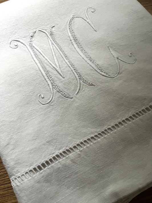 Schwergewicht mit großem Monogramm: XL Überschlaglaken aus Frankreich