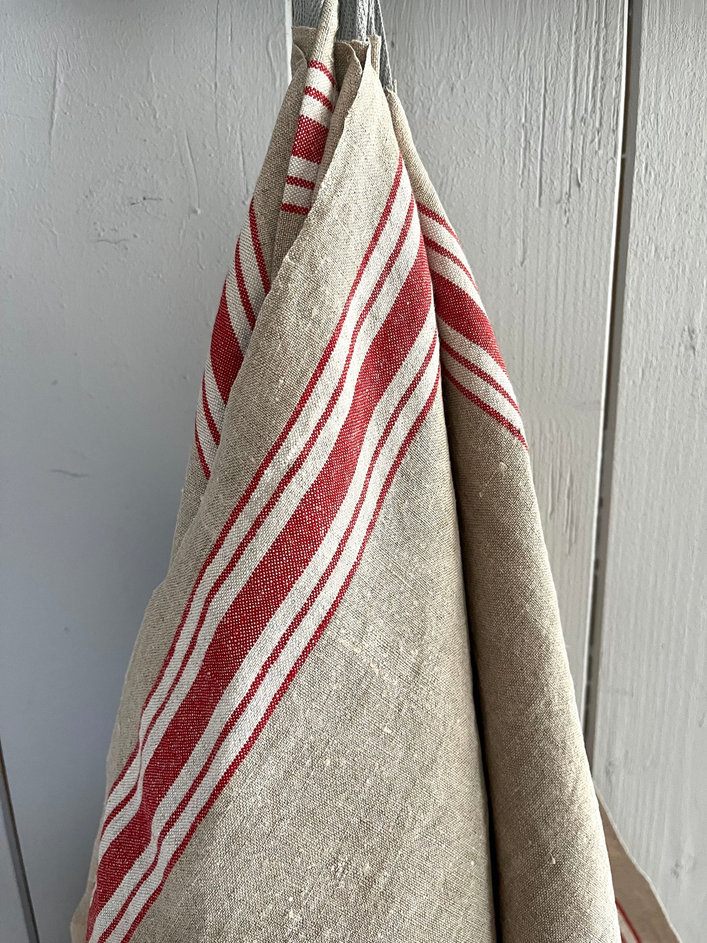 Großes Leinentuch mit breiten rot/weißen Streifen