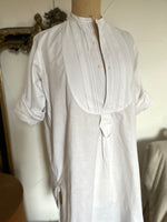 Load image into Gallery viewer, Stil und Qualität: Altes Smokinghemd, heute gemütliche Tunika

