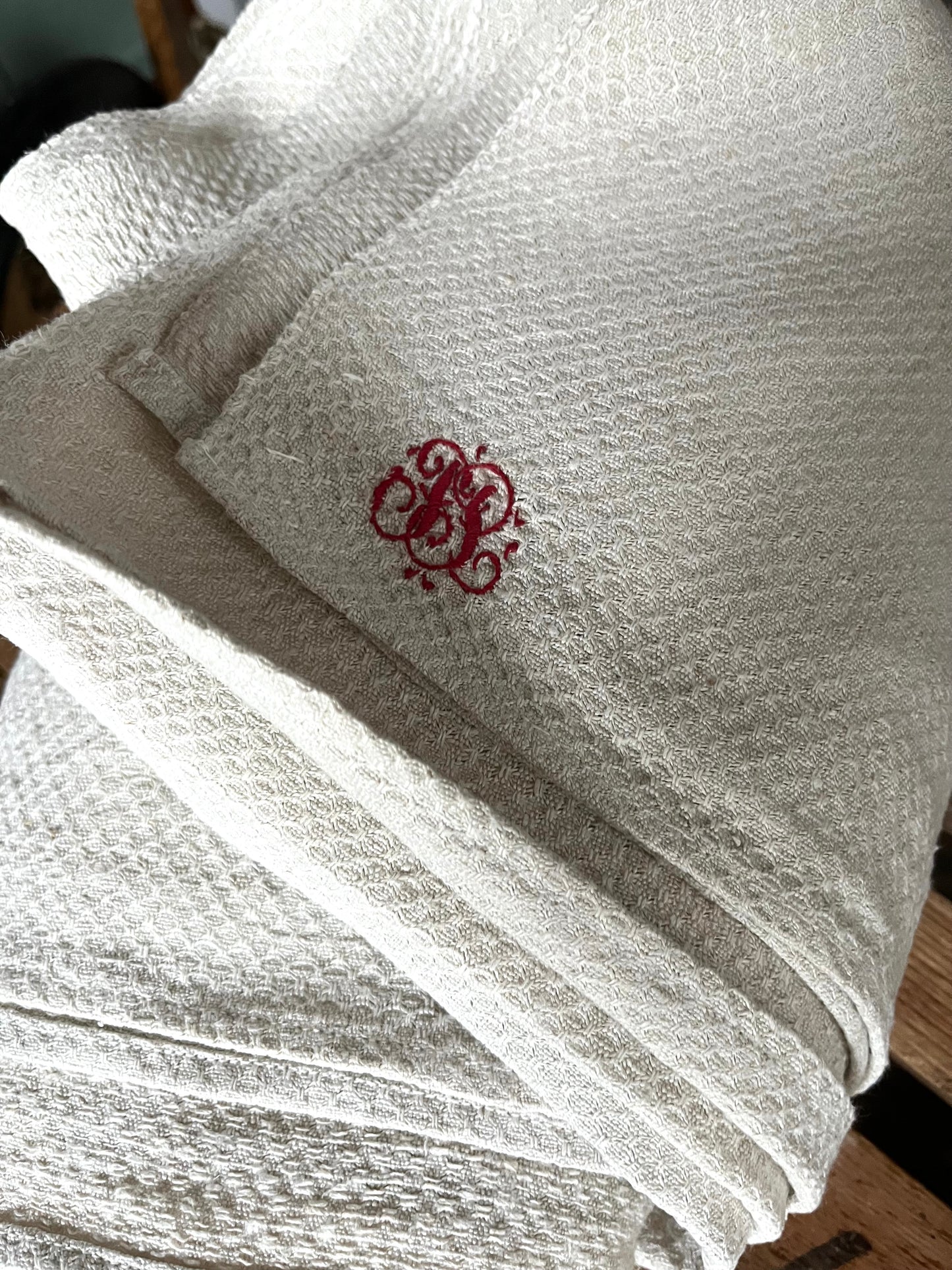 Bildschönes Bauernleinen-Tuch mit Struktur und Monogramm 153 x 153