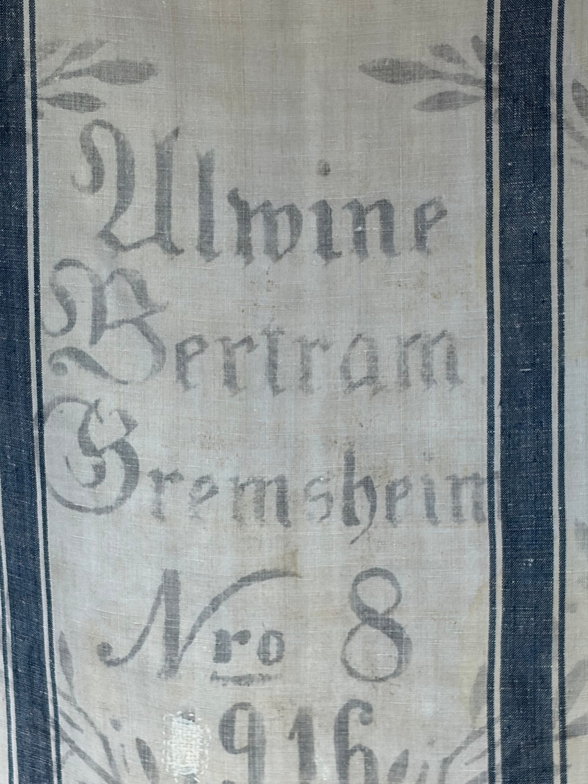 Prachtstück: sehr großer Leinensack mit blauen Streifen und original Aufschrift 132 x 62