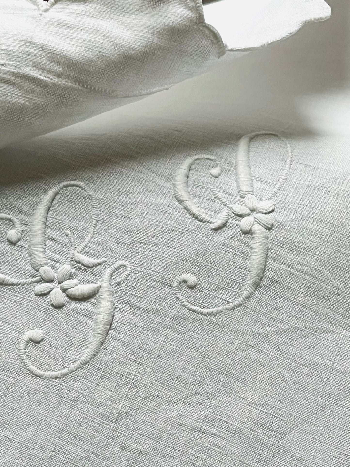 Französisches Leinen Kissen Weiß mit Prunk-Monogramm