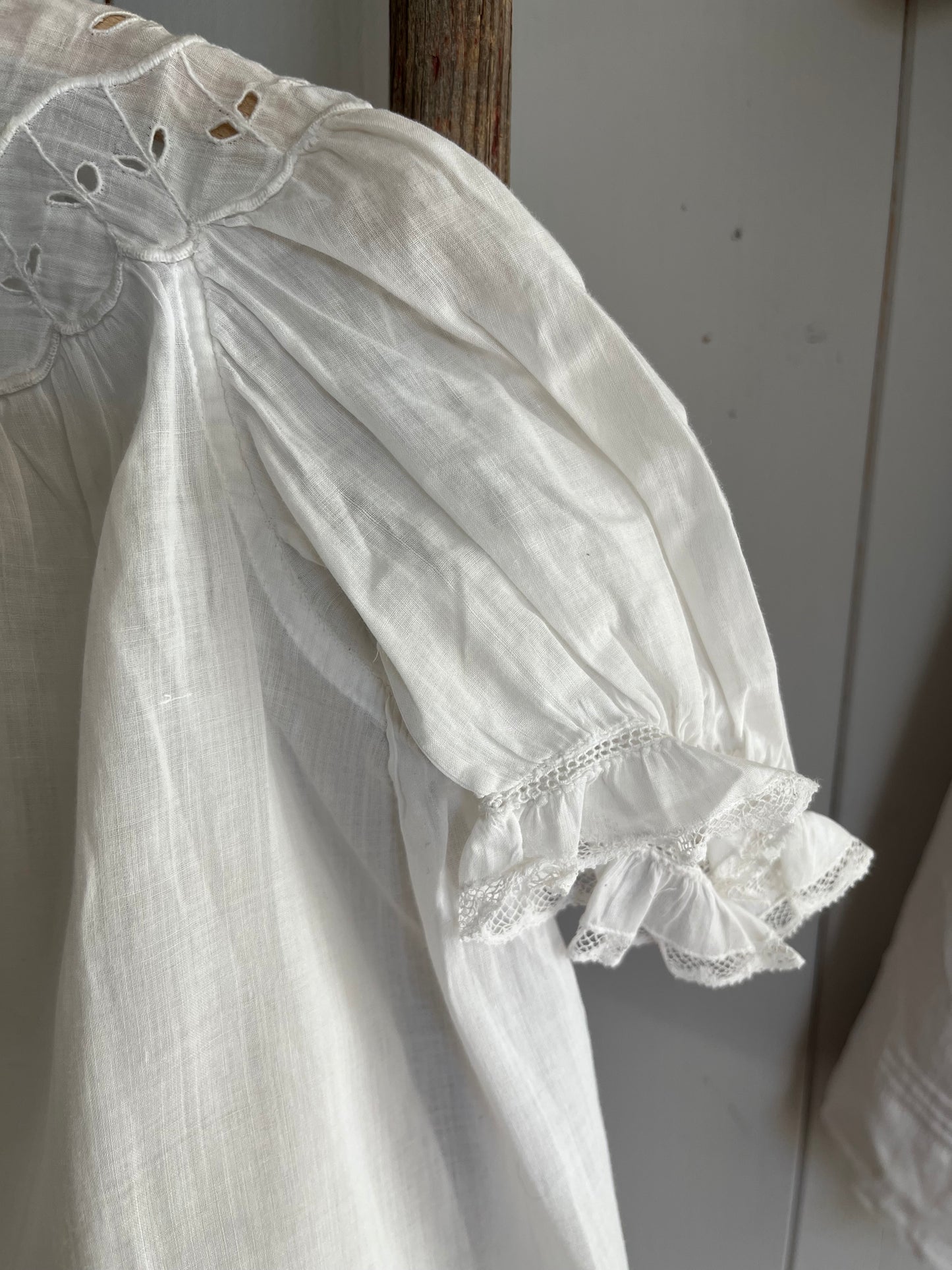 Für Mademoiselle: feines Kleid mit Blüten und Spitze