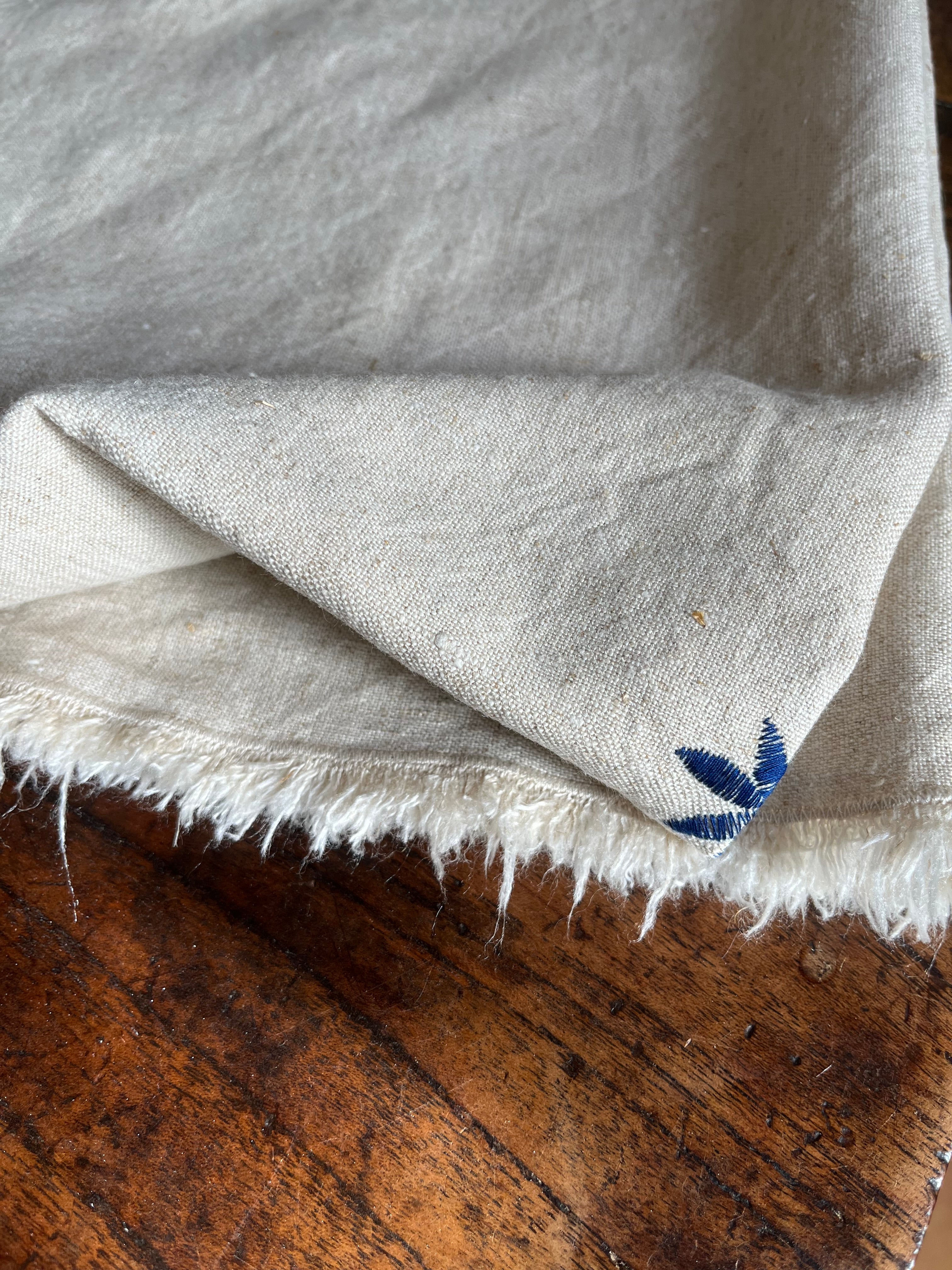 Just a Throw…Überwurf, Decke, Plaid aus vintage Leinen mit blauer Blüte