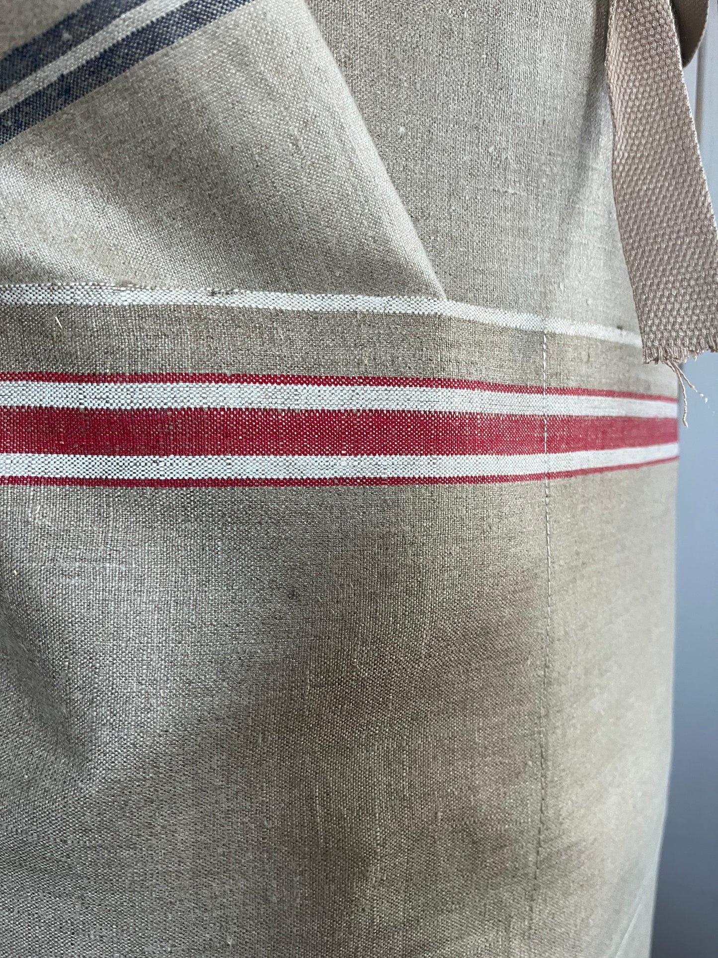 Schürze aus Leinen mit roten Streifen und Tasche