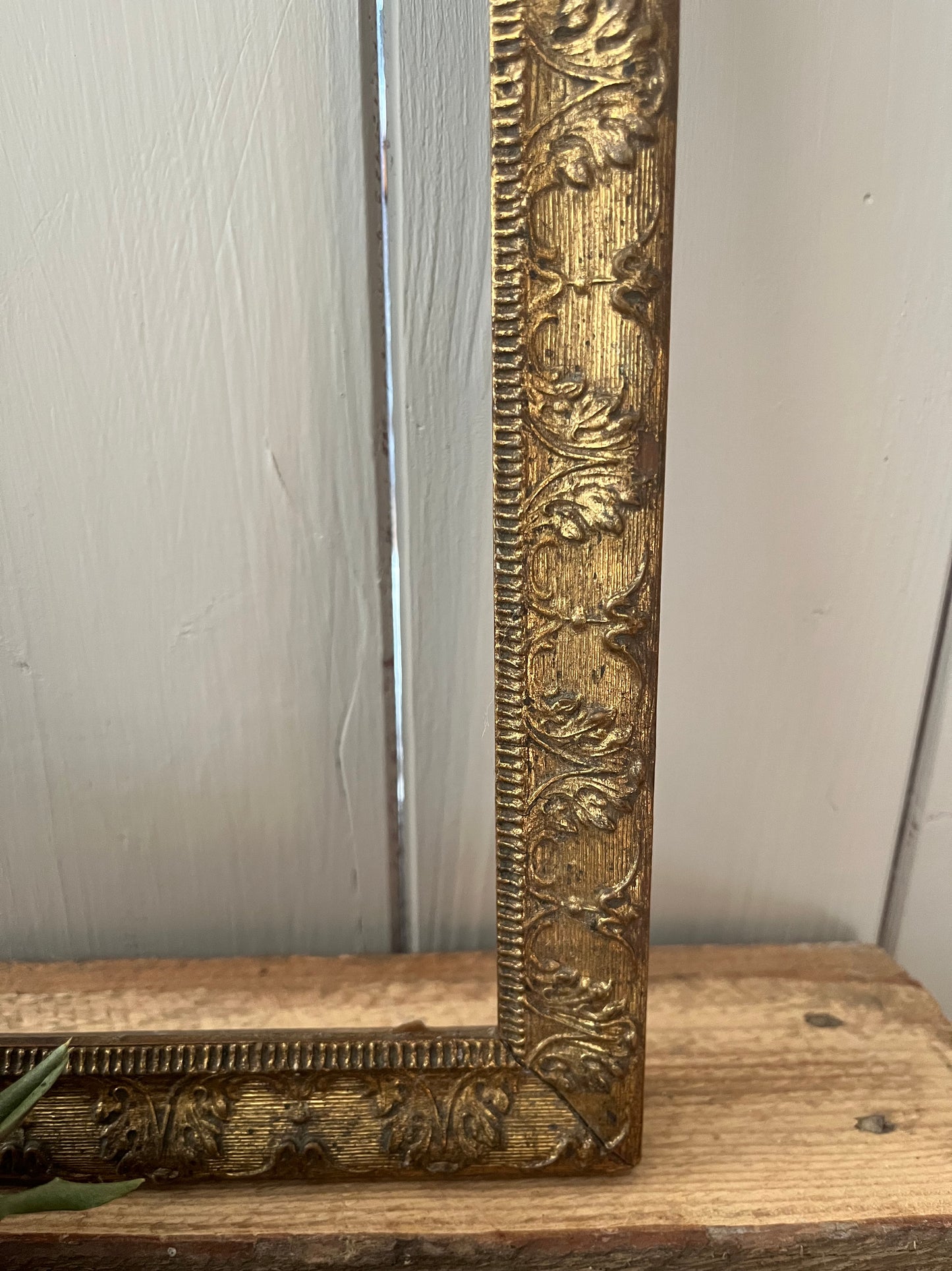 Antiker Goldrahmen mit Stuckarbeit aus Frankreich