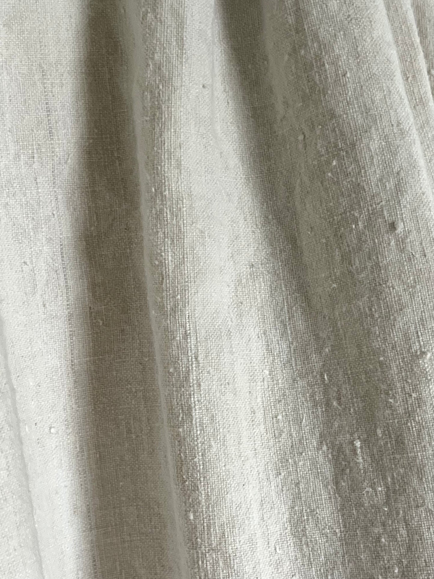 Großvaterhemd mit Stil und Monogramm AB und einem Fleck