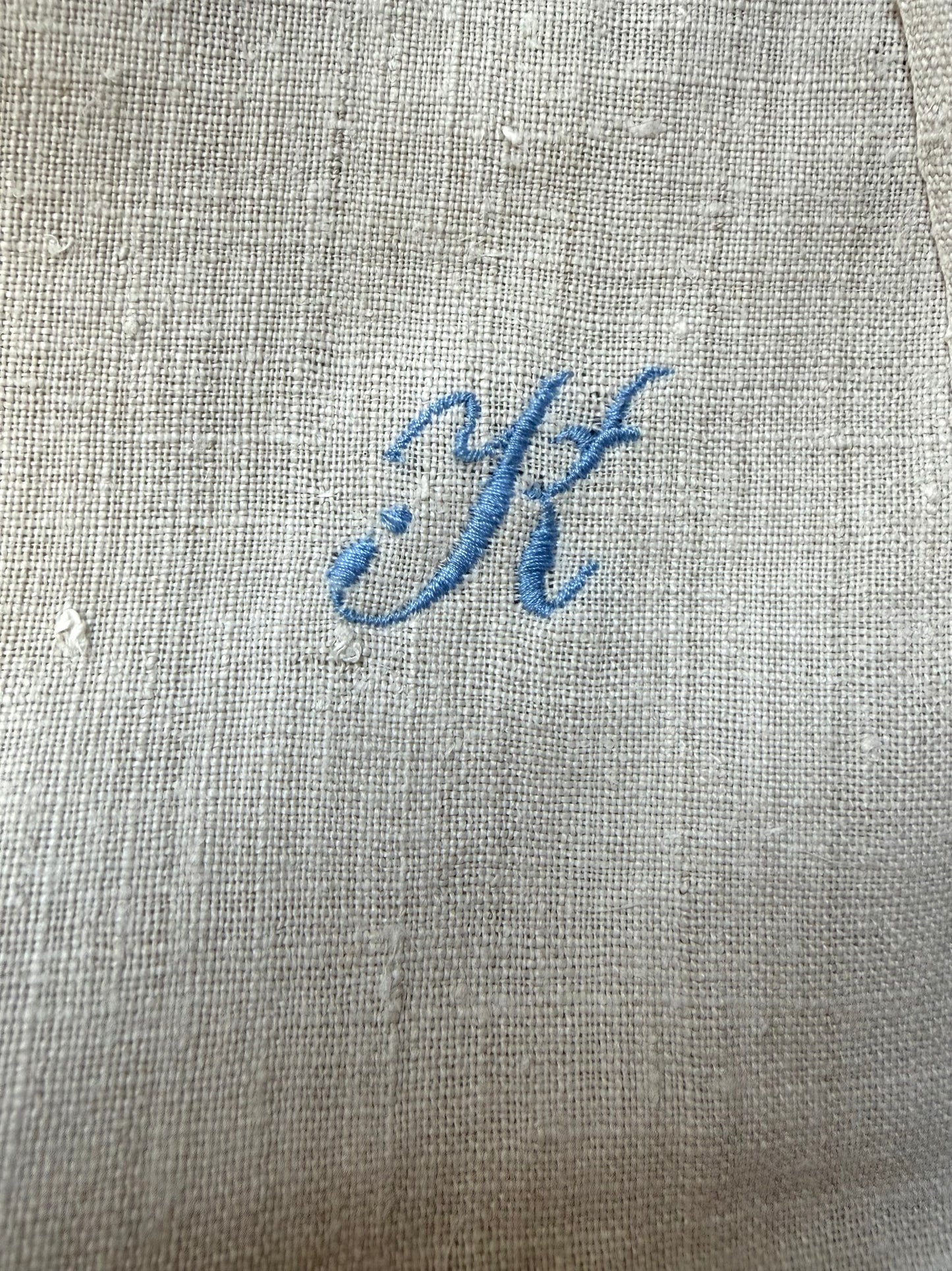 Großes Monogramm- Tuch aus schwerem, altem Leinen mit eingesticktem Initial