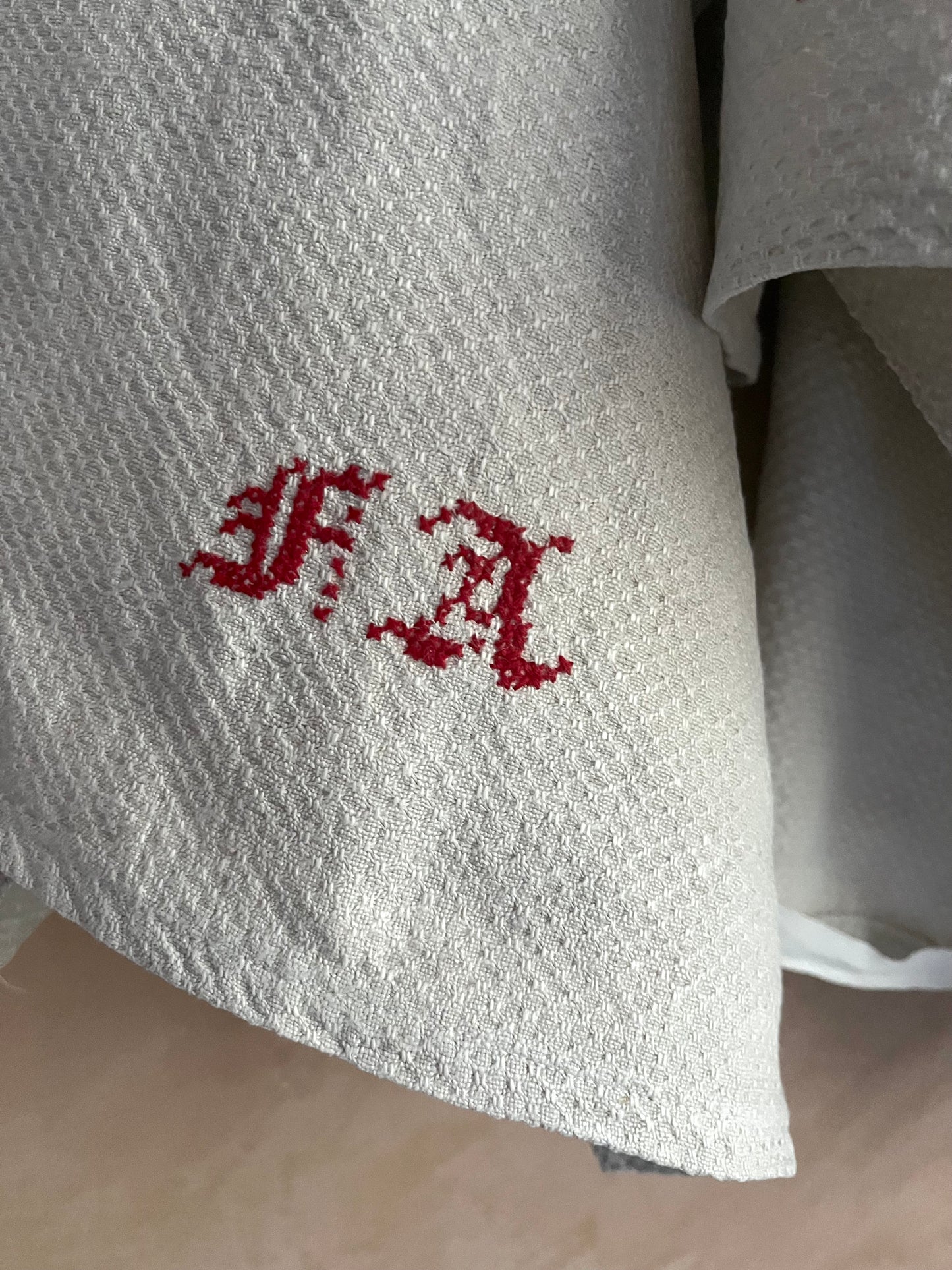 XXL Tuch: Großes Tuch aus Bauernleinen mit Struktur, und Monogramm