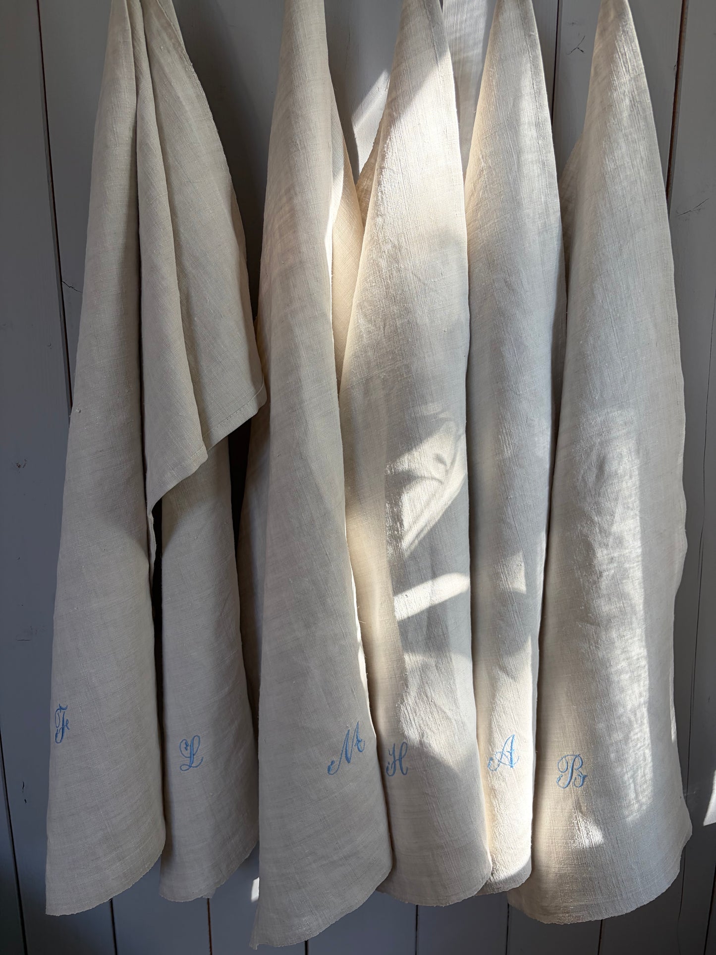 Großes Monogramm- Tuch aus schwerem, altem Leinen mit eingesticktem Initial