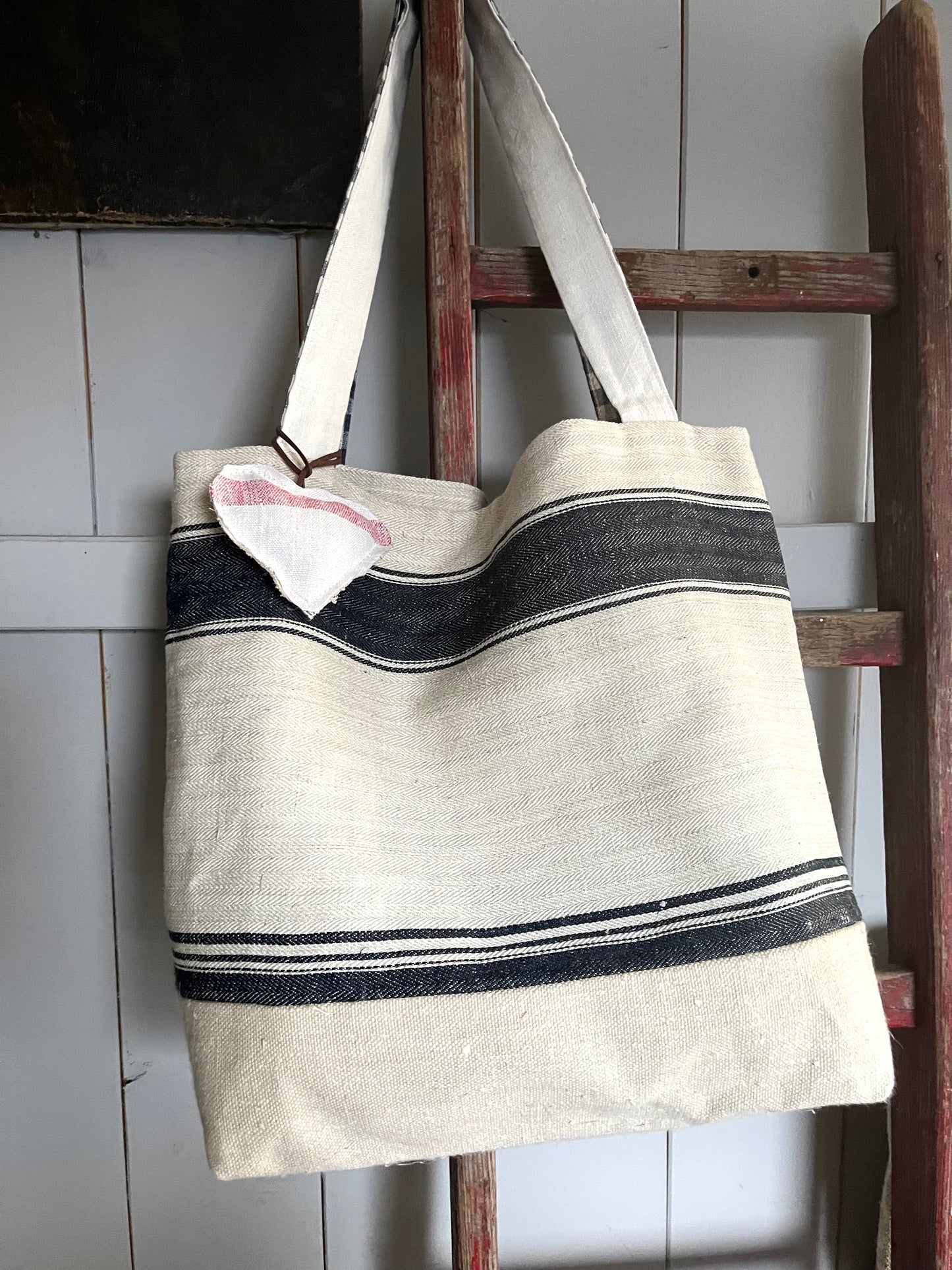 Blau gestreift: große Tasche aus kräftigem altem Leinensack mit Herzanhänger