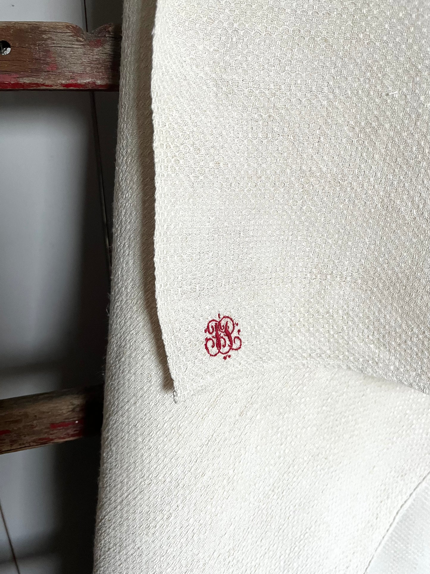 Bildschönes Bauernleinen-Tuch mit Struktur und Monogramm 153 x 153