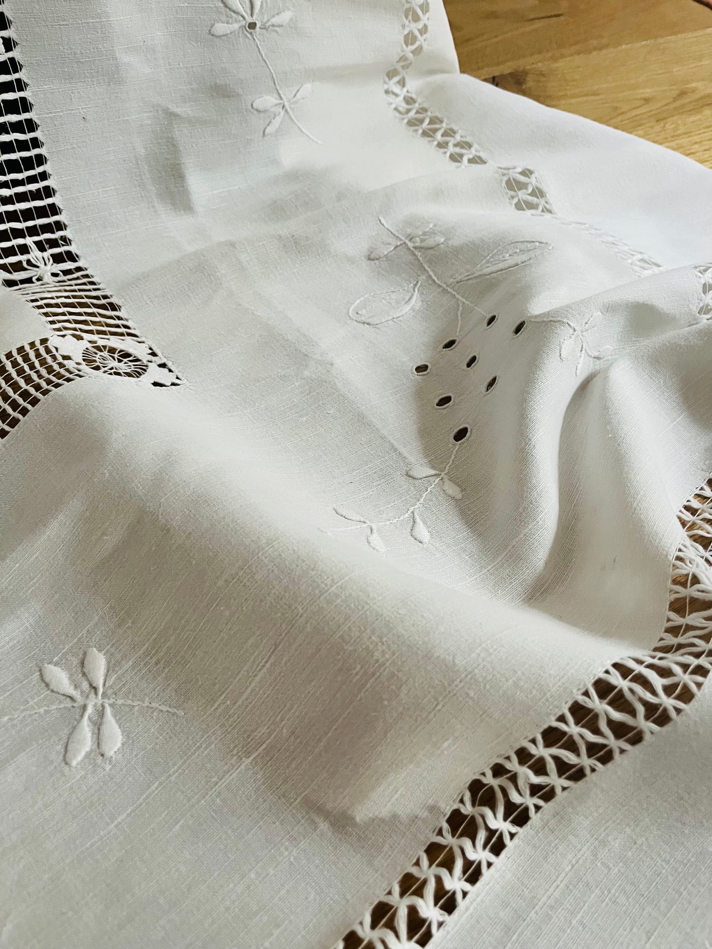 Riesin: fantastische Leinendecke mit viel Handarbeit aus Frankreich