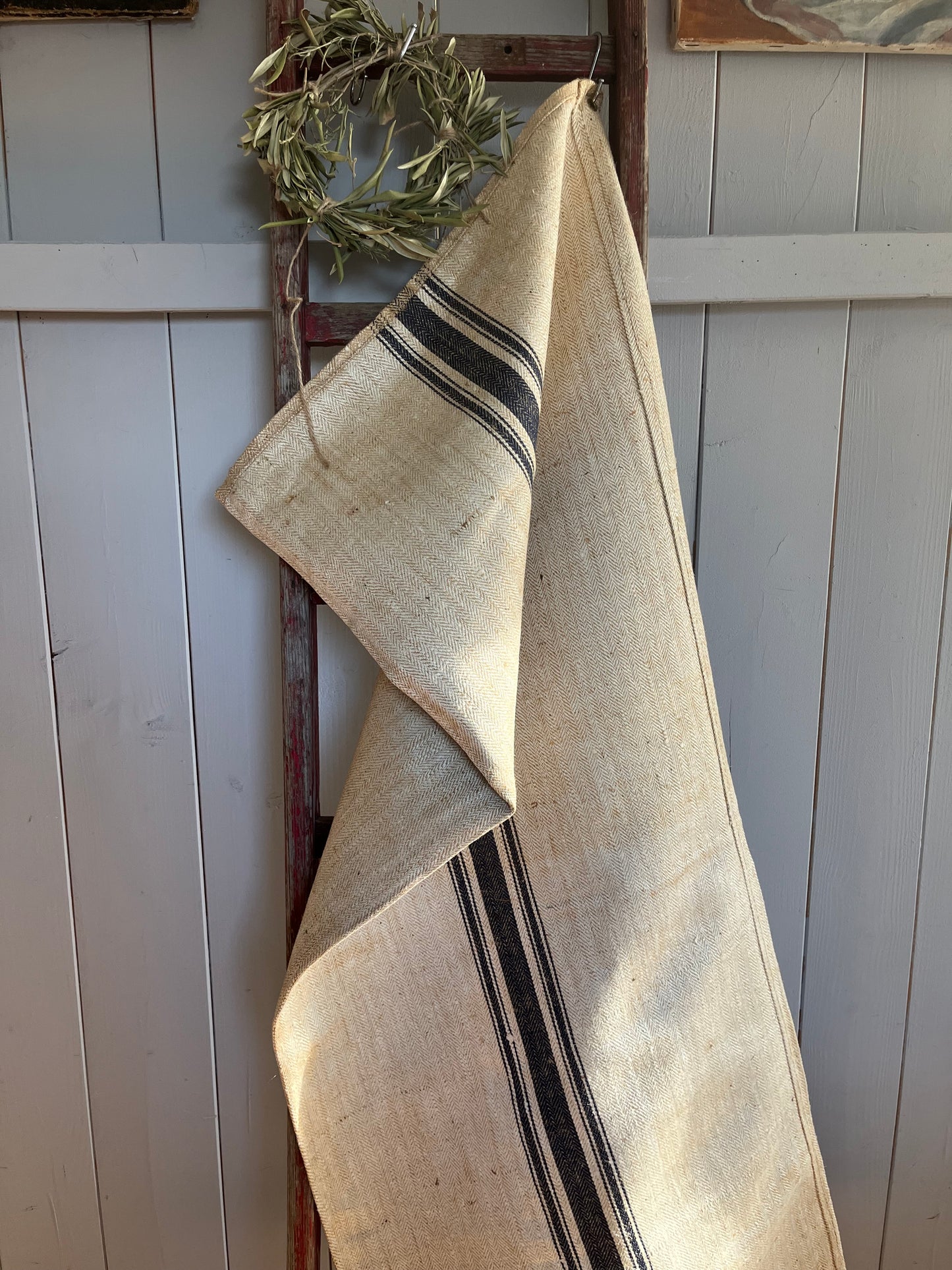 Unbenutzter alter Leinensack mit blauen Streifen und Fischgrätwebung 136 x 50