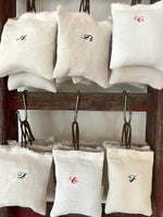 Load image into Gallery viewer, Lavendelkissen aus Bauernleinen mit Monogramm
