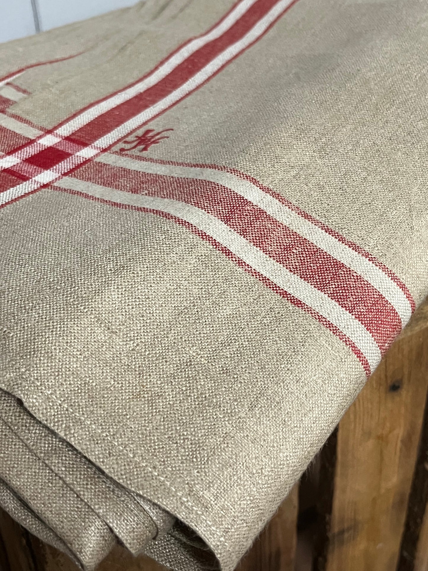 Großes Mangeltuch aus altem schwerem Leinen mit roten Streifen und Monogramm 3 x 0,90