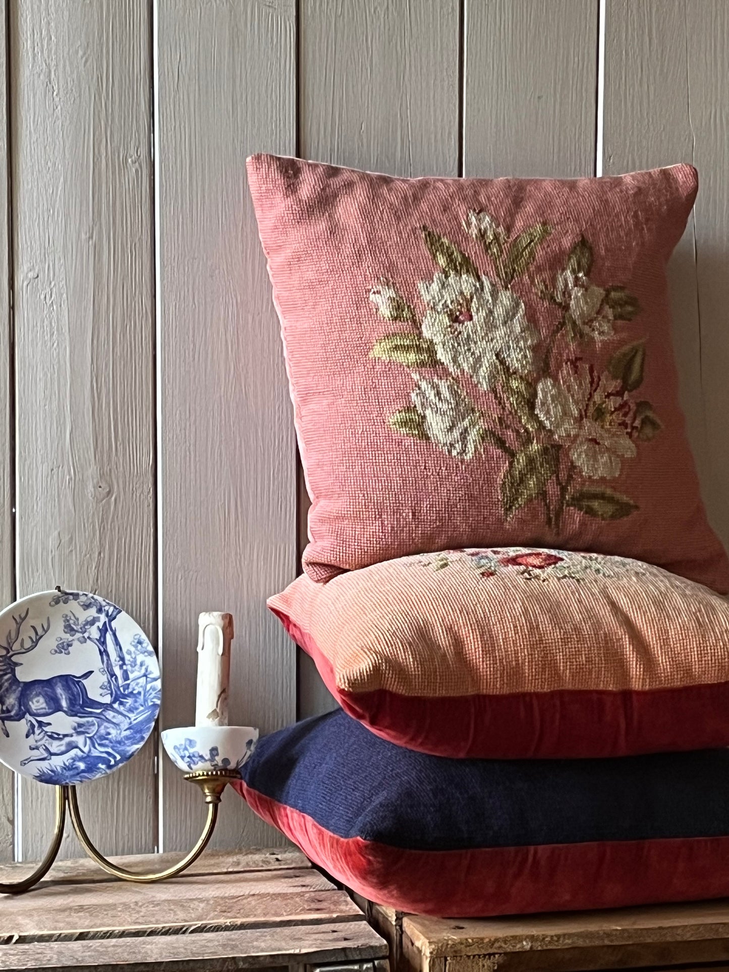 Seltene Wandlampe mit Hirschmotiv auf Porzellan aus Frankreich