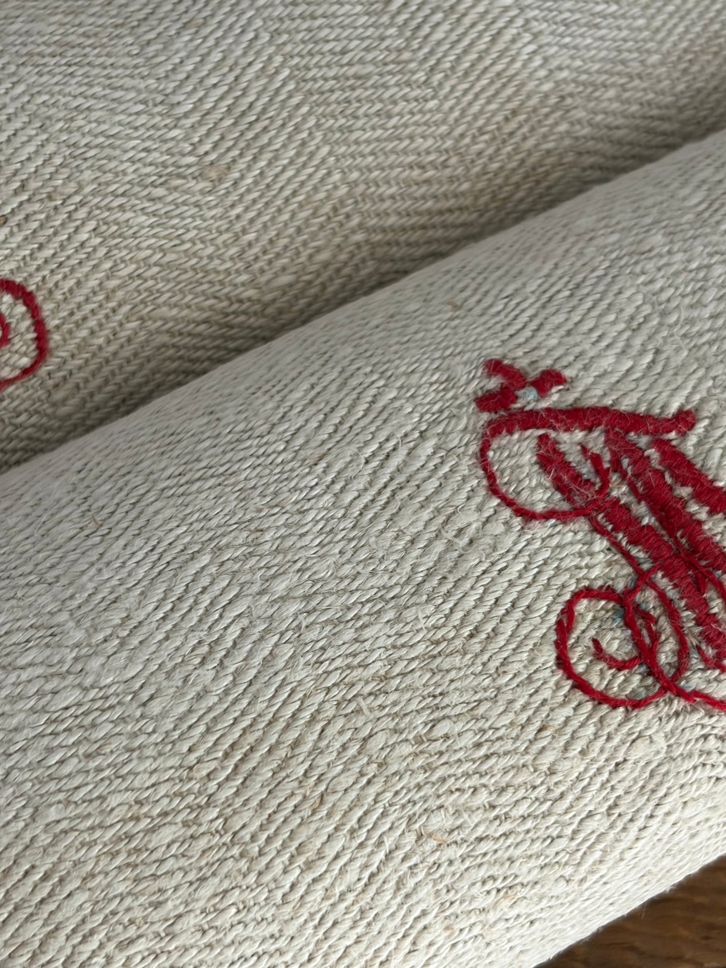 Top XXL Tuch mit Grätenmuster und Monogramm 125 x 43