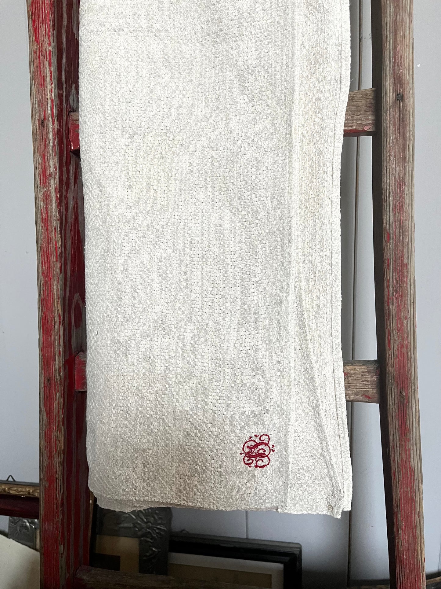 Bildschönes Bauernleinen-Tuch mit Struktur und Monogramm 153 x 153