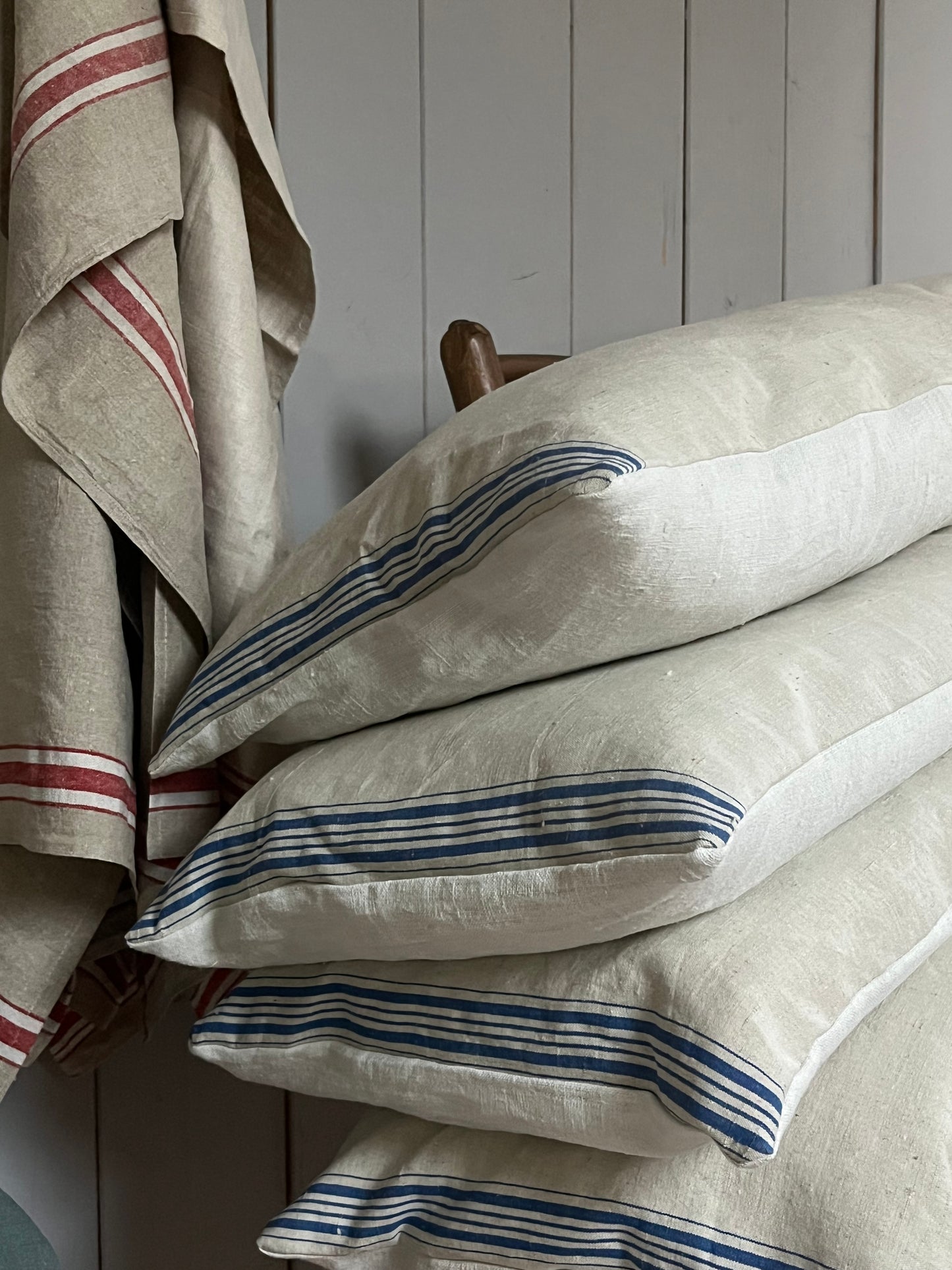 XL Kissen altes Leinen mit blauen Streifen und Blüte 80 x 40