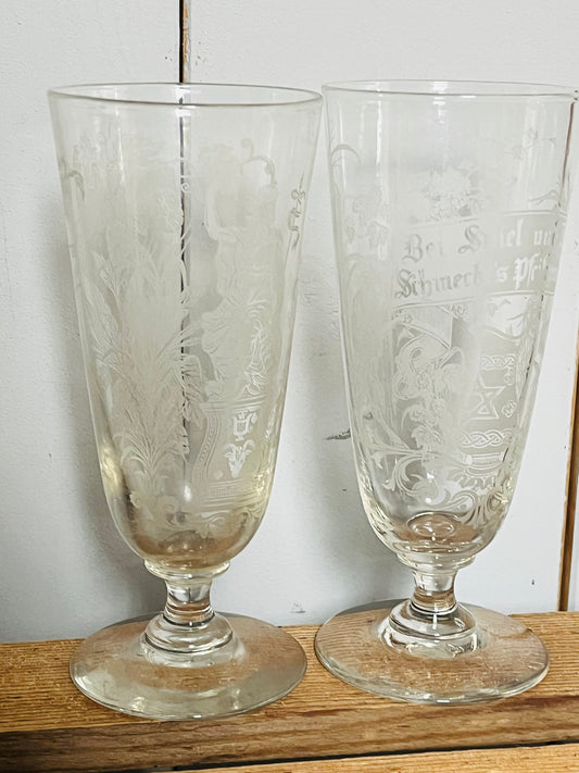 Zwei alte Biergläser mit Schliff