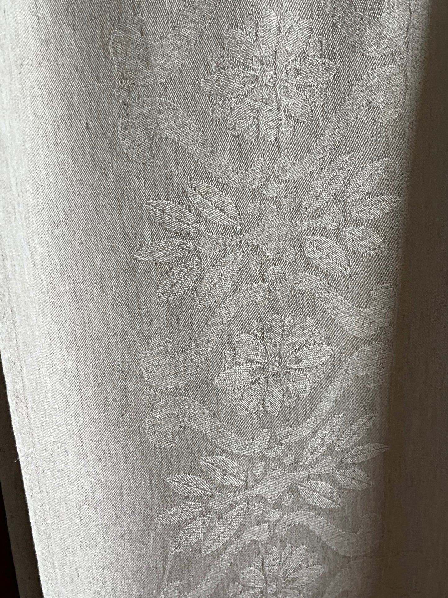 Großes Tuch aus Leinen/ Viskosemischung mit Damastblüten