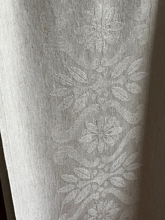 Großes Tuch aus Leinen/ Viskosemischung mit Damastblüten