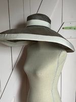 Load image into Gallery viewer, Pretty Woman - Designer Hut aus Brüssel Mireille van den Borne

