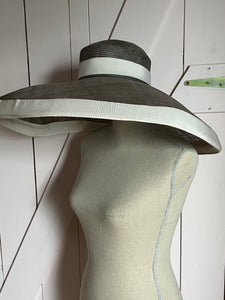 Pretty Woman - Designer Hut aus Brüssel Mireille van den Borne