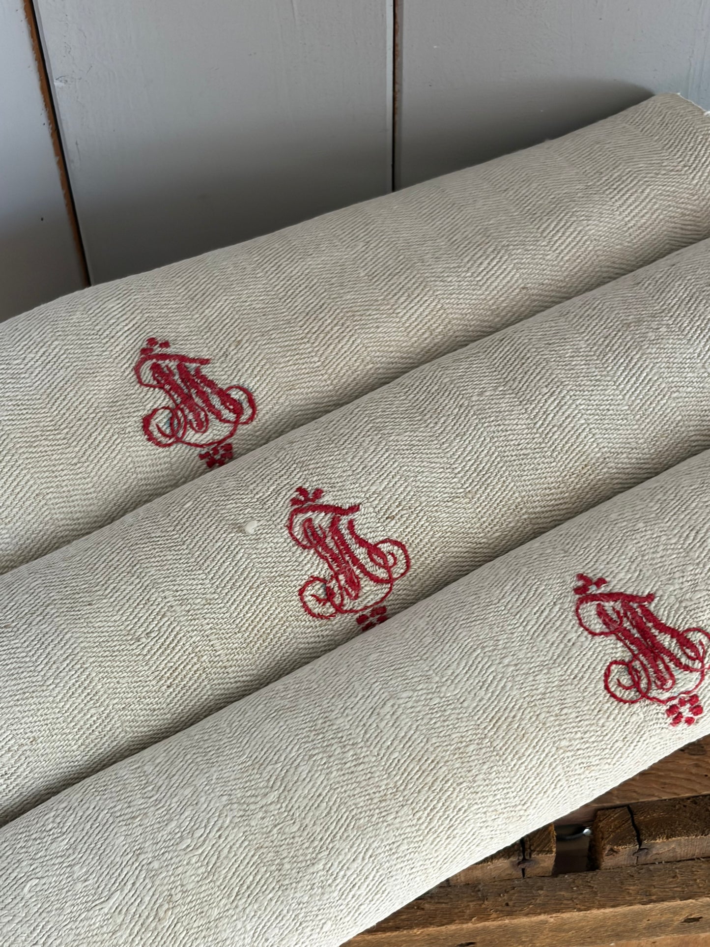 Top XXL Tuch mit Grätenmuster und Monogramm 125 x 43
