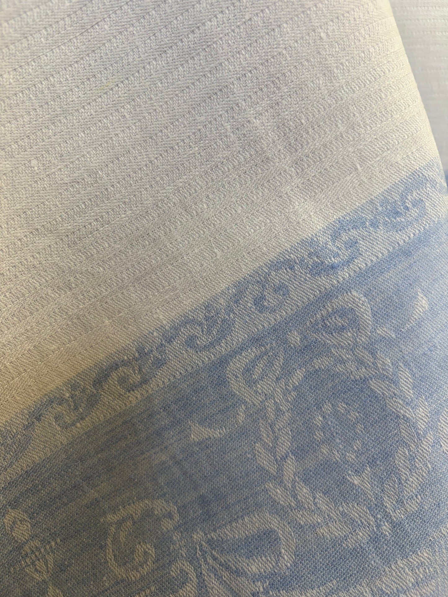 Große, ehrwürdige Leinendecke für die Tafel mit blauer Damastbordüre und Biedermeier-Muster