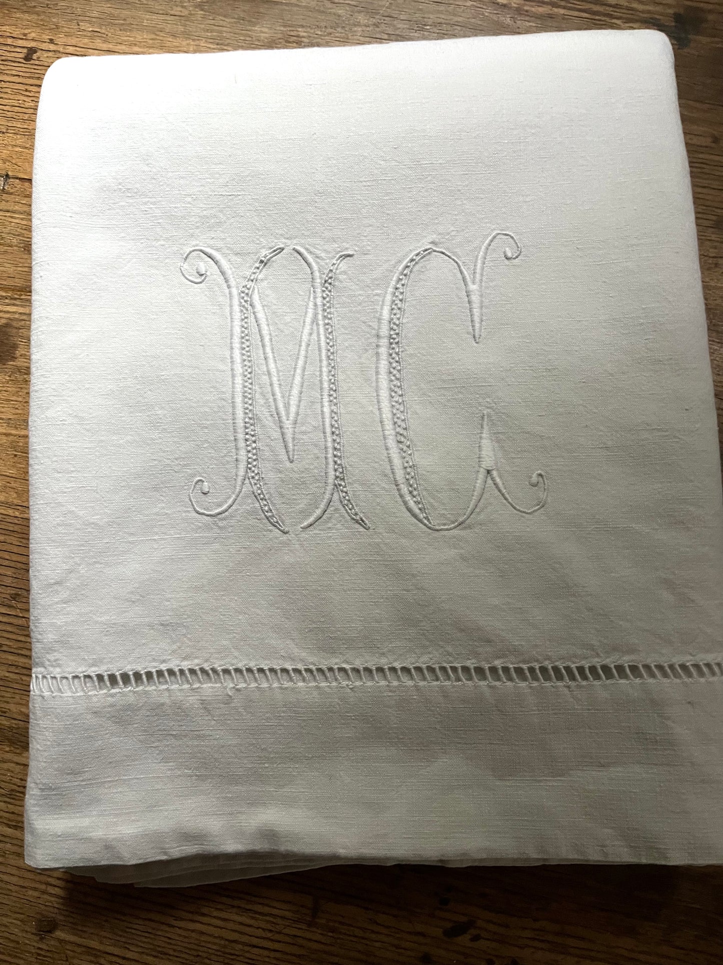 Schwergewicht mit großem Monogramm: XL Überschlaglaken aus Frankreich