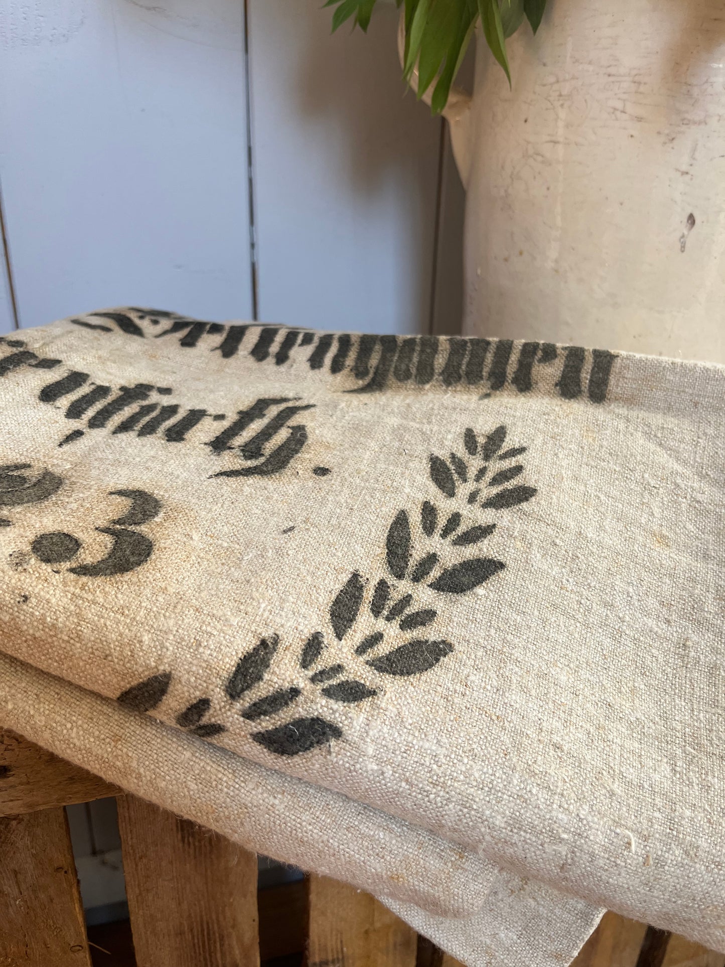 Großer alter  Kornsack aus Leinen  1923  mit Aufdruck und blauen Streifen