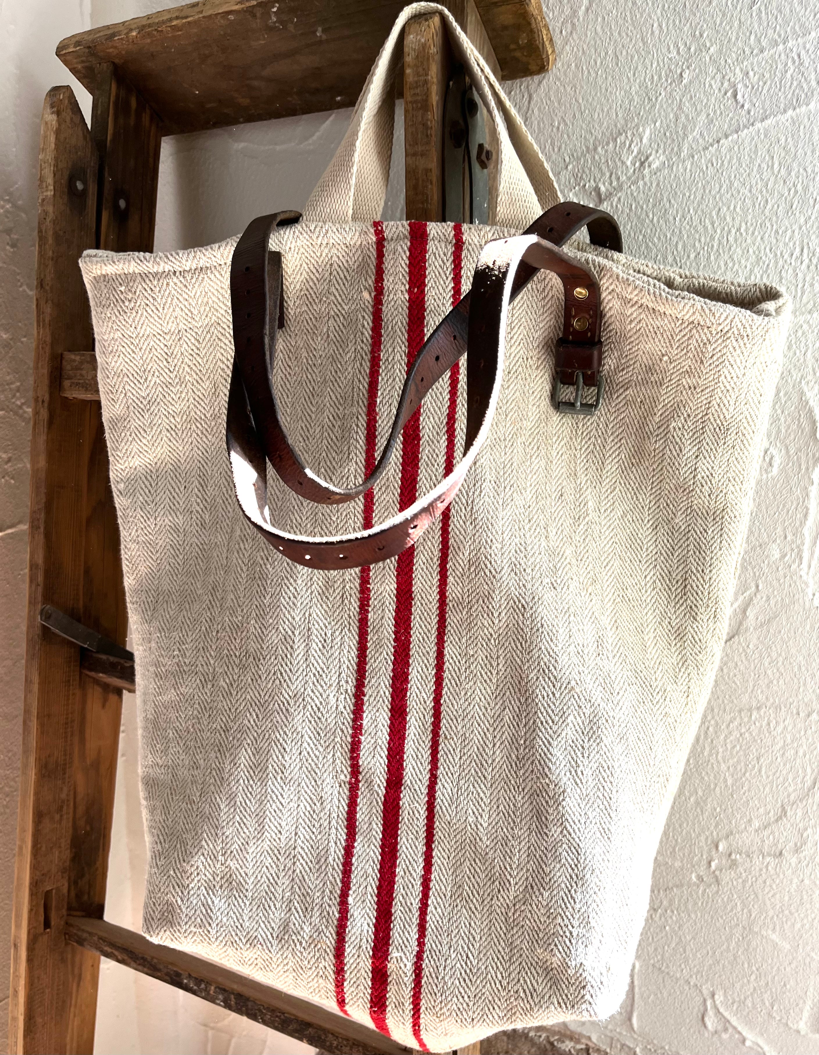 Big Red striped Bag: Shopper aus sehr altem Leinensack mit roten Streifen
