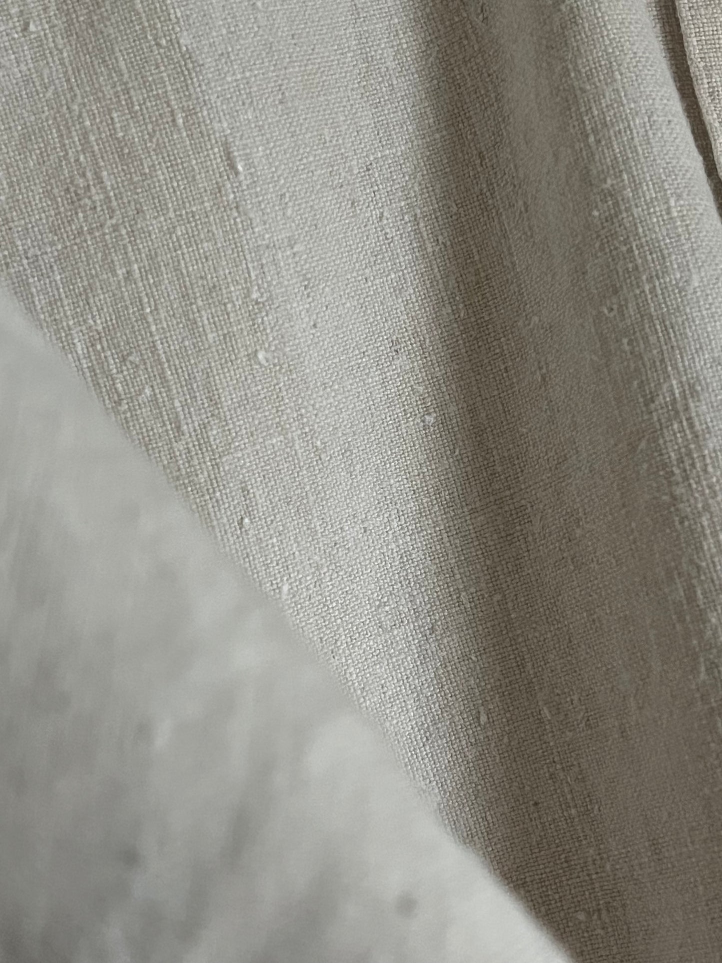 Großvaterhemd mit Stil und Monogramm AB und einem Fleck