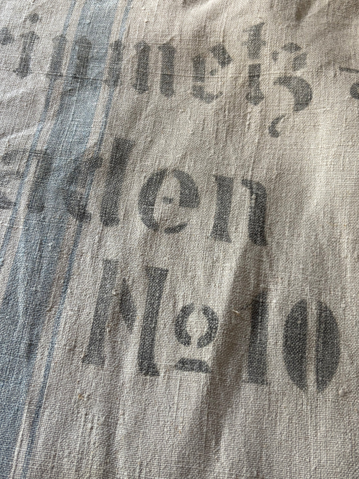 Prachtstück: sehr großer Leinensack mit blauen Streifen und original Aufschrift 140 x 60