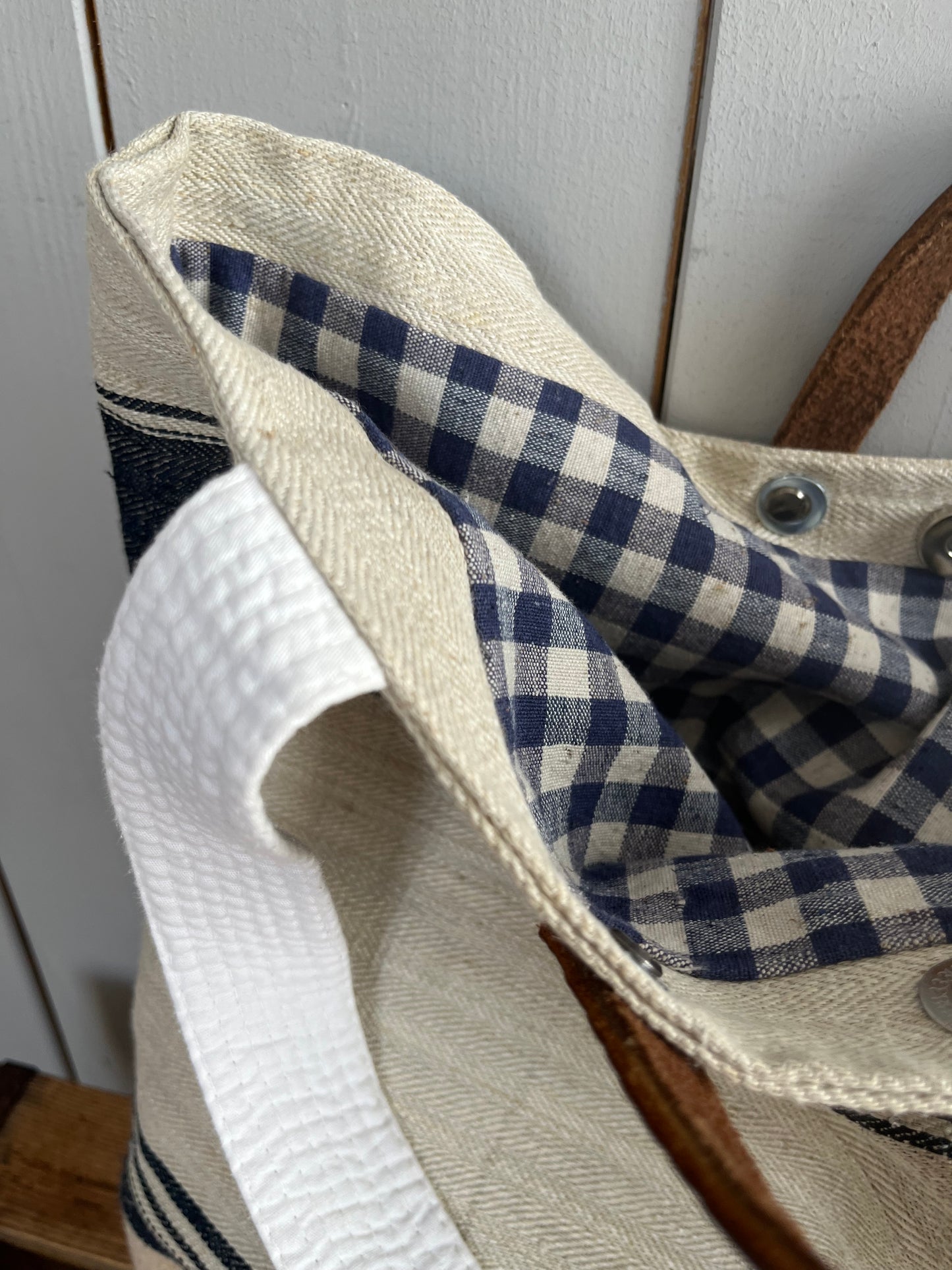 Blue Stripes: Große Tasche aus altem Leinen mit Streifen und Blüten