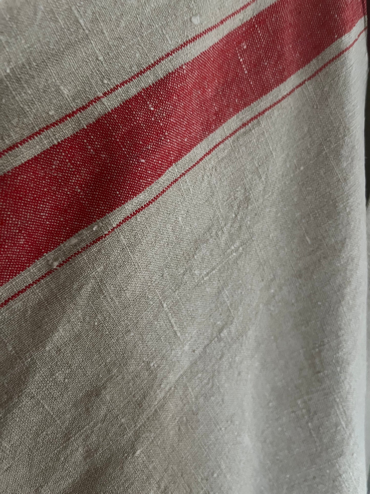 Großes Leinentuch mit breiten roten Streifen
