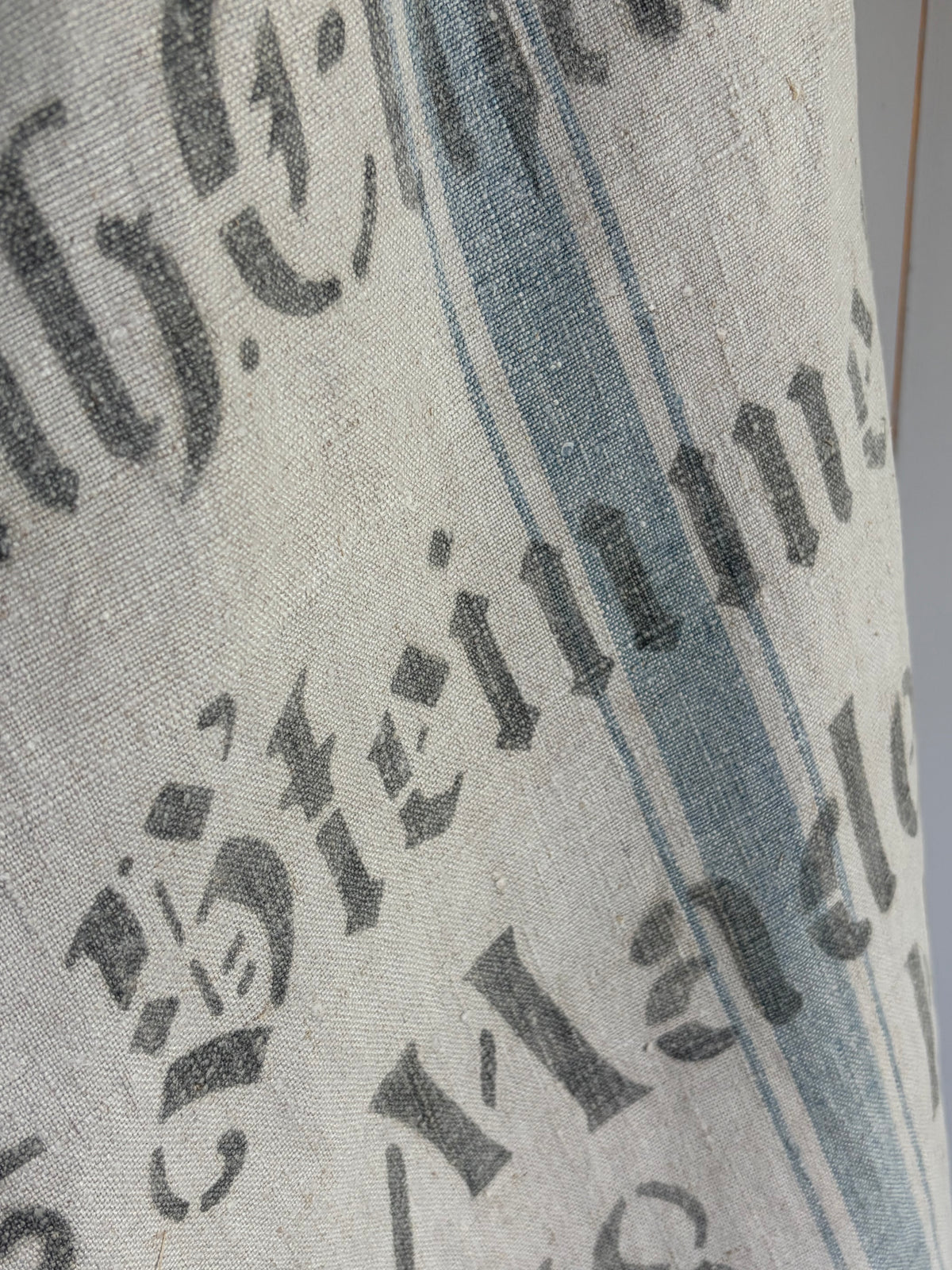 Prachtstück: sehr großer Leinensack mit blauen Streifen und original Aufschrift 140 x 60